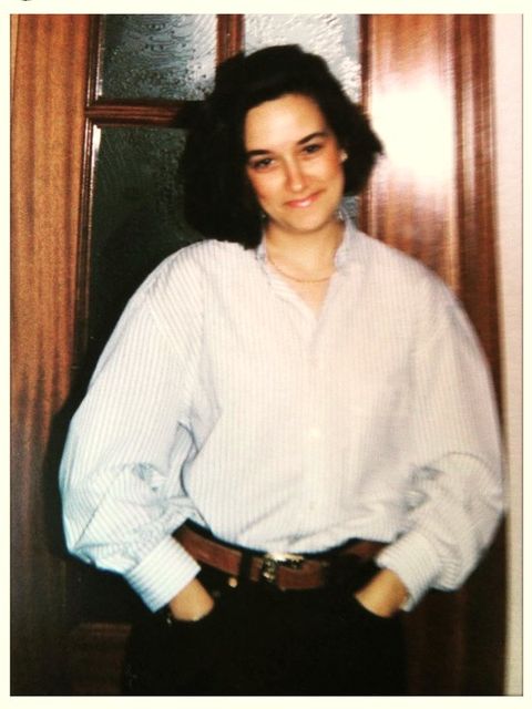 Marisa en 1987, con 17 años, camisa blanca