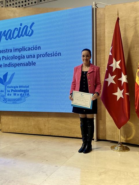 Marisa en 2022 recogiendo el reconocimiento del Colegio de la Psicología de Madrid