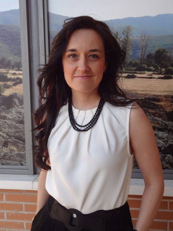 Marisa Bravo sonriendo, con blusa blanca